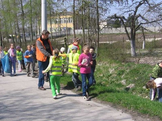 Uczniowie klas I-III sprzątali drogę z Bogucic w kierunku przysiółka Zakamień i wsi Grochowiska.