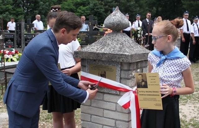 Wójt gminy Kluczewsko Rafał Pałka odsłonił na cmentarzu w Stanowiskach tablicę pamiątkową.