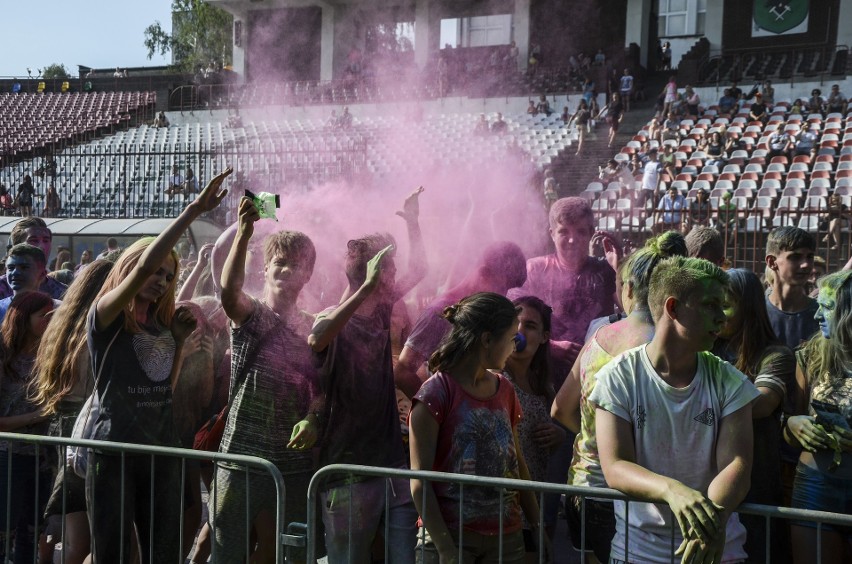 Eksplozja kolorów w Jastrzębiu. Barwna chmura nad stadionem