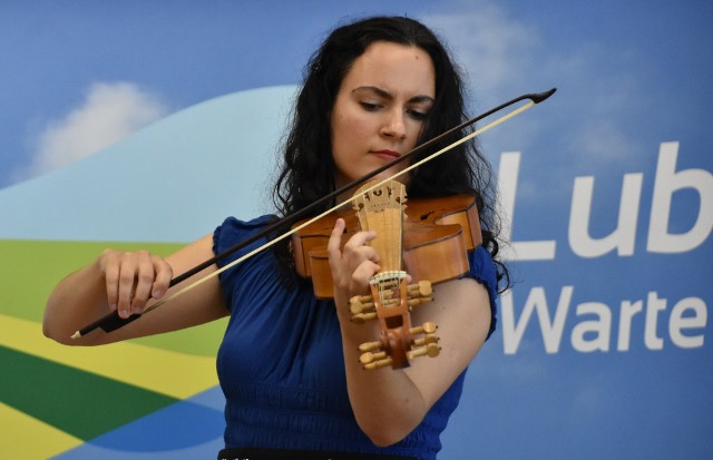 Podczas wtorkowej (14 sierpnia 2018) konferencji prasowej w urzędzie marszałkowskim w Zielonej Górze na violi d’amore zagrała Jesenka Balic Zunic