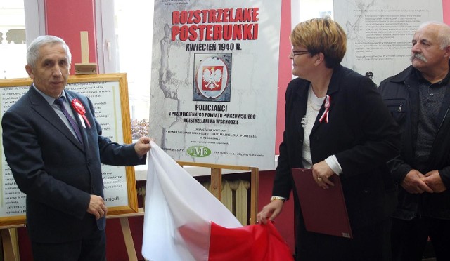 Uroczystego otwarcia wystawy "Rozstrzelane posterunki" dokonali dyrektor "Jedynki" Monika Szaleniec i Adam Bodzioch, burmistrz Kazimierzy Wielkiej.