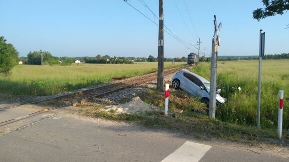 Tragedia na przejeździe kolejowym w Rytwianach. Kierująca walczy o życie 