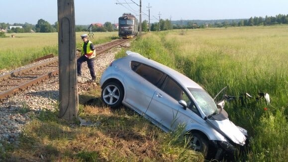 Tragedia na przejeździe kolejowym w Rytwianach. Kierująca walczy o życie 