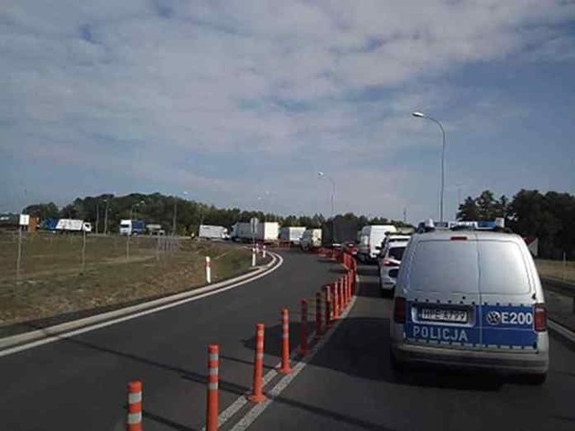 Do zdarzenia doszło w środę, 4 września, na zjeździe z S3 do Sulechowa. Ciężarówka stoi koło ronda wjazdowego do Sulechowa.O problemach na drodze powiadomił nas Czytelnik. Zepsuta ciężarówka stoi na zjeździe z S3 przed rondem wjazdowym do Sulechowa. Ruch idzie bardzo wolno, a korek samochodów zaczyna się na S3. Nie wiadomo jak długo potrwają utrudnienia w ruchu.WIDEO: Wypadek na S3. Tir roztrzaskał się o samochód służby drogowej