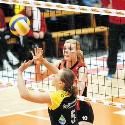 To Stal Mielec (w ciemnym stroju Karolina Olczyk) zagra w fazie play off. Nasze dziewczęta mogą sobie na to tylko popatrzeć.