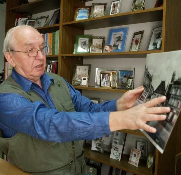 ANDRZEJ ANYŻEWSKICześć swoich zbiorów pokazał na wystawie "Rynek wczoraj i dziś&#8221;, otwartej na początku września. Ma 59 lat. Urodził się w Strzelcach, ale nie zawsze tu mieszkał. Jak budowlaniec z zawodu wędrował po całym kraju. Stawiał m.in. fabrykę FSO w Warszawie. Jego pasją jest robienie zdjęć. Od 20 lat prowadzi zakład fotograficzny przy ul. Ludowej. Zbiera też aparaty fotograficzne. 