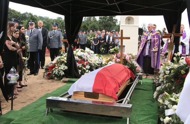 Rodzina, tłumy przyjaciół  oraz kolegów po fachu pożegnały dziś policjanta, asp. Marka Mieczkowskiego, który tragicznie zginął pełniąc służbę na motocyklu w miejscowości Wabcz (pow. chełmiński). Religijnym uroczystościom pogrzebowym towarzyszył ceremoniał policyjny. Oddano salwy honorowe, a żonie zmarłego funkcjonariusza przekazano pamiątki po mężu: flagę narodową, czapkę policyjną oraz zdjęcie. W ostatnim pożegnaniu asp. Marka Mieczkowskiego uczestniczył m.in. zastępca Komendanta Głównego Policji. Zmarłego funkcjonariusza „drogówki” Komendy Powiatowej Policji w Chełmnie, odprowadzono na miejsce wiecznego spoczynku na cmentarzu  w Grudziądzu. Na koniec policyjna orkiestra zagrała utwór „Ach śpij kolego...” Asp. Marek Mieczkowski zginął 13 lipca. Pośmiertnie Minister Spraw Wewnętrznych i Administracji przyznał mu Złotą Odznakę „Zasłużony Policjant”. Miał dwójkę malutkich dzieci. 