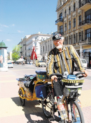 Na swoim rowerze Leontijs Romanovskis  z Łotwy przemierza...