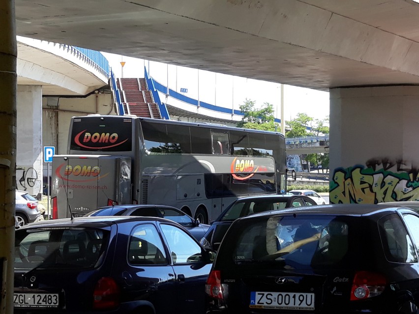 Niemiecki autokar utknął pod Trasą Zamkową w Szczecinie