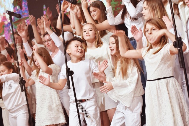 Klasa wokalna pokazała czego się nauczyła, z przodu Oliwier  Szot - objawienie The Voice of Kids