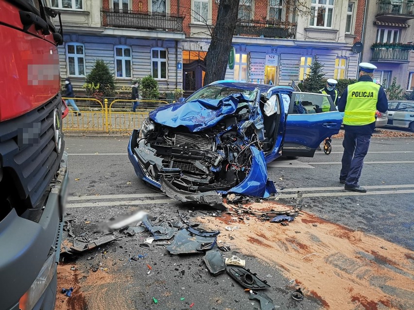 Tragiczny wypadek w Szczecinie na ul. Kopernika. Zderzenie ciężarówki z samochodem osobowym. Nie żyje kierowca osobówki 