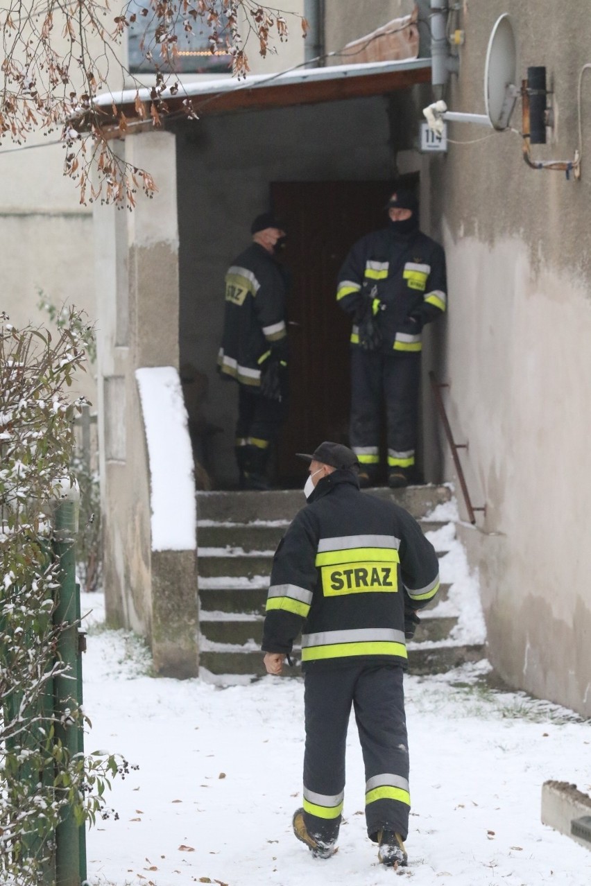 Tlenek węgla we wrocławskiej kamienicy. Nie żyje kobieta [ZDJĘCIA]