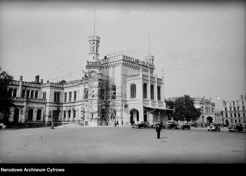 Dworzec Główny w 1948 roku wciąż remontowany jest po...