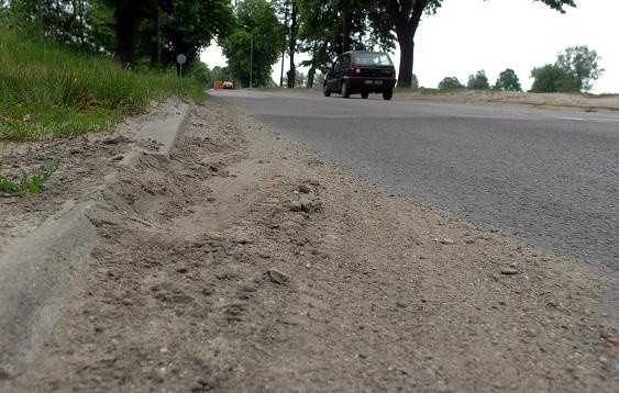 Zwały piachu na Kostrzyńskiej są zagrożeniem dla rowerzystów