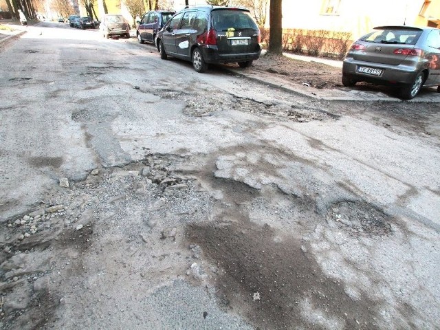 Dziur na ulicy Lecha nawet nie ma jak omijać. Jezdnia cała jest wielką dziurą.