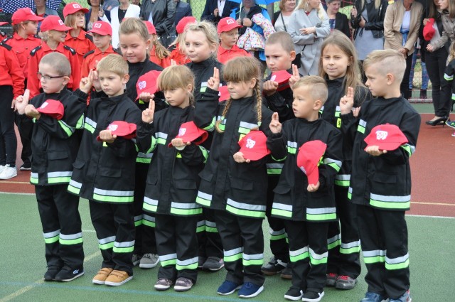 W trakcie oficjalnej uroczystości na boisku gimnazjum przysięgę złożyli członkowie dziecięcej drużyny pożarniczej z Chlewisk.
