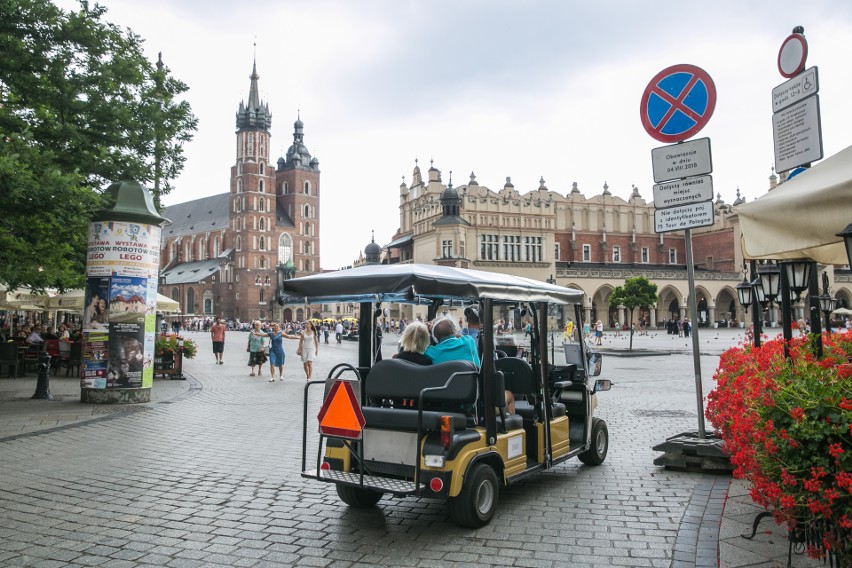 Meleksiarze ignorują nowe przepisy. Chaos w centrum Krakowa trwa