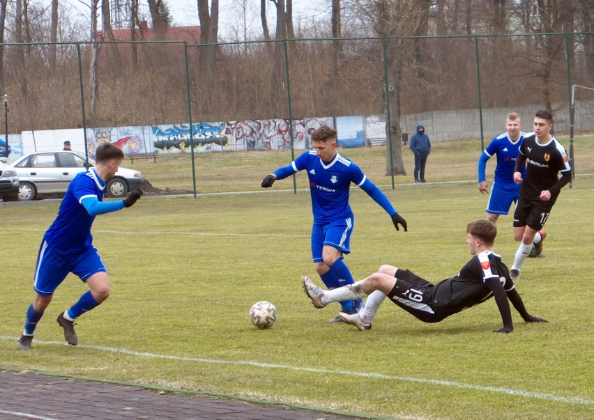 Bartłomiej Purcha (z piłką) zdobył zwycięskiego gola dla...