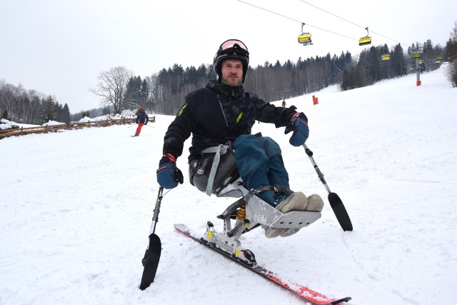 Sławomir Jędrzejko z Bielska-Białej jest jedną z nielicznych osób w Beskidach uprawiającą ski sitting, czyli formę narciarstwa dla osób niepełnosprawnych