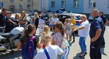 Dzieci i młodzież odwiedziły komendę policji w Oświęcimiu. Policjanci opowiedzieli im o swojej pracy i pokazali służbowy sprzęt [ZDJĘCIA]