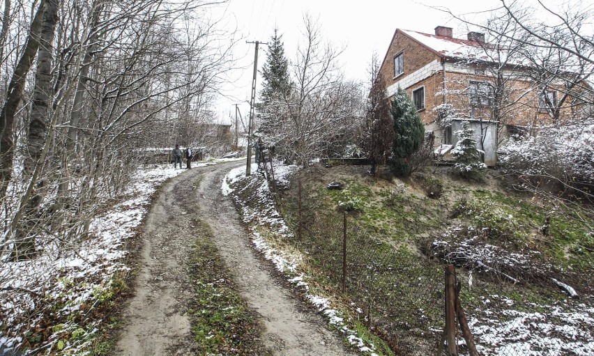 Mieszkańcy Wielkiego Pola w Żarnowej od lat nie mogą doprosić się w gminie Strzyżów naprawy drogi