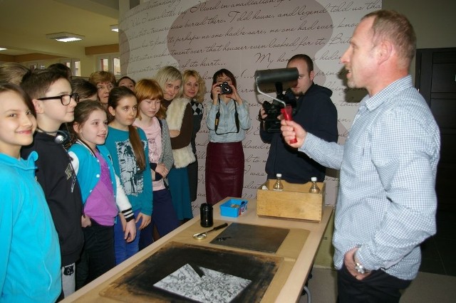 Wernisaż wystawy połączono z warsztatami dla uczniów, podczas których Grzegorz Gerba pokazywał jak powstają grafiki.