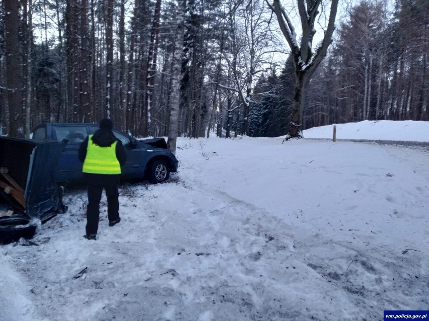 Auto uderzyło w drzewo i rozpadło się na pół