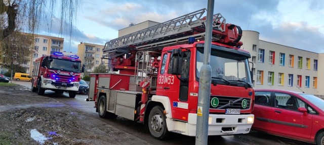 Strażacy wezwani zostali do pożaru w budynku wielorodzinnym przy ul. Spasowskiego w Koszalinie.