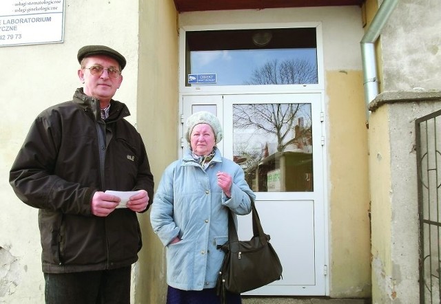 Pan Czesław nie liczy na telefoniczną rejestrację. Pofatygował się do przychodni, by zarejestrować mamę Gertrudę