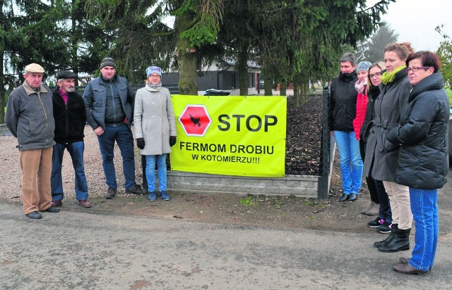 Podobne banery wywieszone są przed prawie każdym domem przy Podgórnej w Kotomierzu.