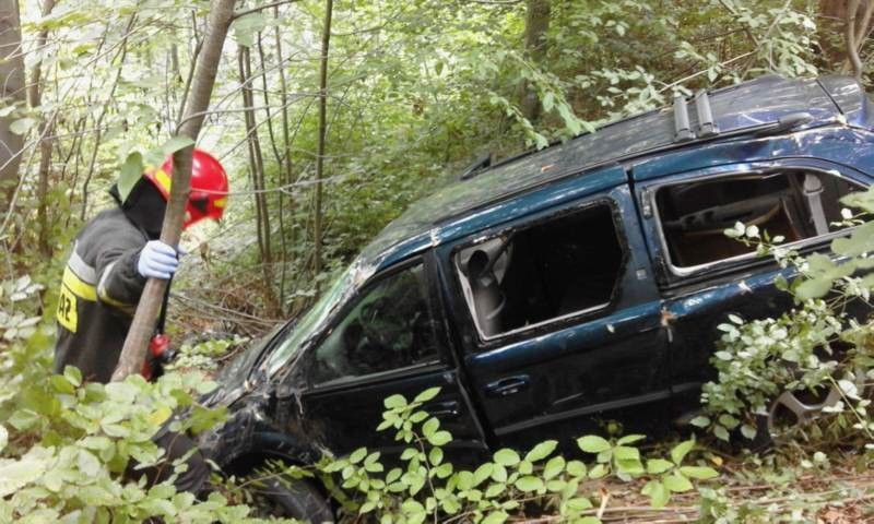 Rozbili auto w lesie, zostawili wrak i znikneli