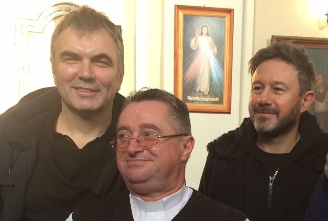 Krzysztof Misztal ze swoim przyjacielem z lat szkolnych, proboszczem Markiem Zielonką i Andrzejem Piasecznym.
