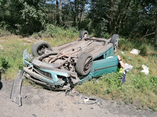 Do groźnego wypadku doszło w piątek 31 – lipca na drodze krajowej numer 12. Przed miejscowością Garzyn zderzyły się dwa samochody. Są osoby ranne. Jedno z aut wypadło z drogi, drugie dachowało.Przejdź do kolejnego zdjęcia --->