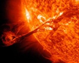 Potężny CME zmierza ku Ziemi po rozbłyskach na Słońcu. Czy coś nam grozi? 