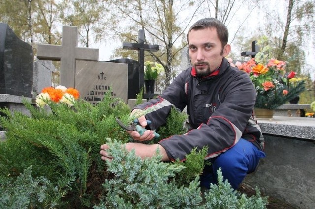 Sylwester Jarocha z firmy Clean Kompleks zajmuje się również pielęgnacją roślin na grobach.