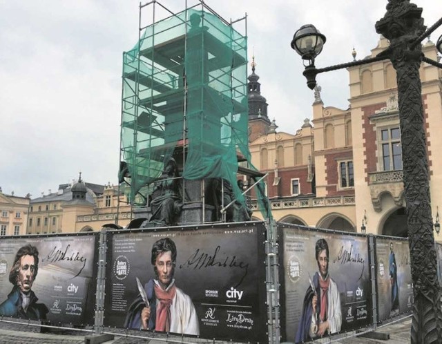 Pomnik wieszcza został otoczony planszami z podobizną Mickiewicza