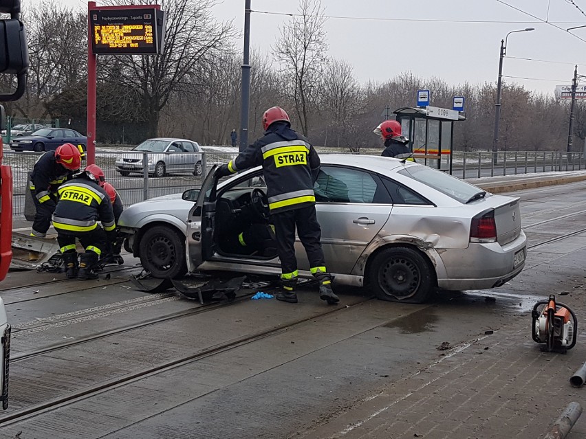 Wypadek na Przybyszewskiego w Łodzi. Samochód zablokował torowisko [ZDJĘCIA]