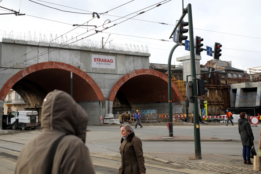 Kraków. Rosną nowe estakady kolejowe w centrum. Mieszkańcy niepokoją się o zabytkowy wiadukt na Grzegórzkach [ZDJĘCIA]