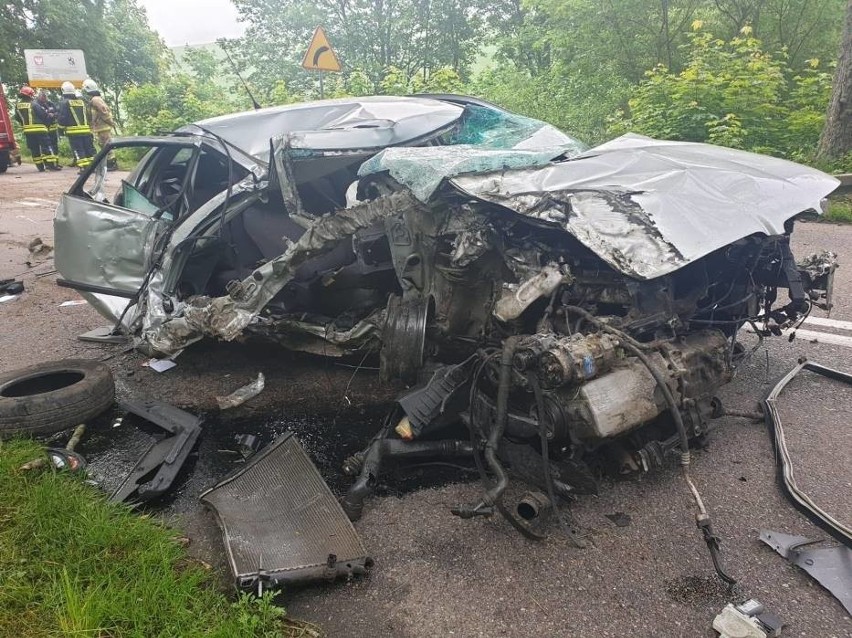 Wypadek na trasie Łętowo - Karczemka Gardkowska w gm. Choczewo 1.06. Samochód uderzył w drzewo. To cud, że kierowca przeżył.