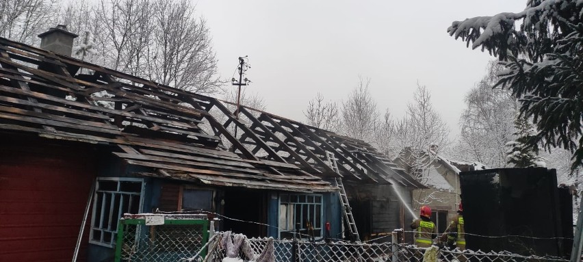 Strażacy gasili dom do wczesnych godzin porannych