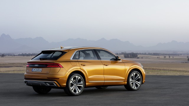 Audi Q8Mający 4,99 m długości, 2 m szerokości i 1,71 m wysokości SUV coupe, jest szerszy, ale jednocześnie krótszy i niższy niż siostrzane Audi Q7. Na życzenie dostępny jest system trzech przesuwanych wzdłuż foteli z tyłu. Ze złożonymi oparciami z tyłu, przestrzeń bagażowa ma 1755 litrów.  Fot. Audi