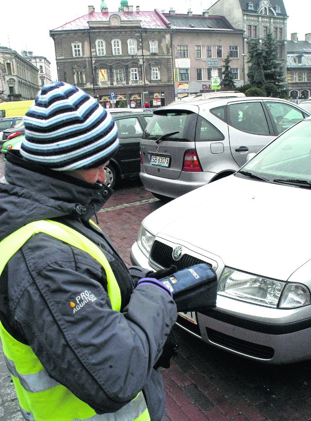 Urzędnicy chcą rozszerzyć rejon płatnego parkowania, ale i wrócić do opłat za 30-minutowe parkowanie samochodu