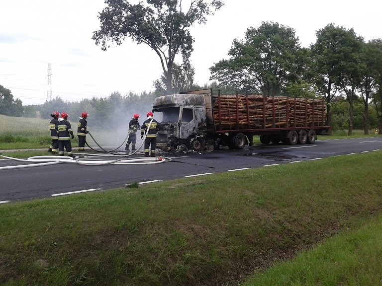 Pożar ciężarówki z drewnem w Leśniowie Wielkim 
