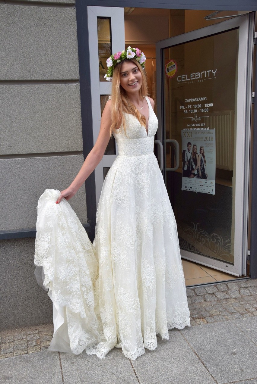 Miss Podlasia 2018: Kandydatki w sukniach ślubnych w salonie...