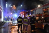 Pożar dawnego hotelu na Rynku w Wągrowcu. Z żywiołem walczy kilka zastępów strażaków. Zobacz zdjęcia