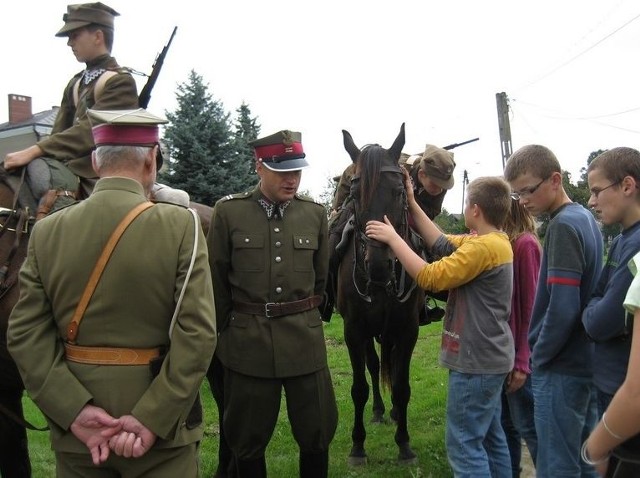 Żywa lekcja historii. Spotkanie młodzieży z Poświętnego z ułanami