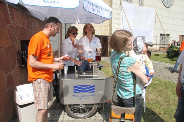 Na stoisku Wodociągów Kieleckich można było spróbować smacznej, zimnej wody z sokiem.