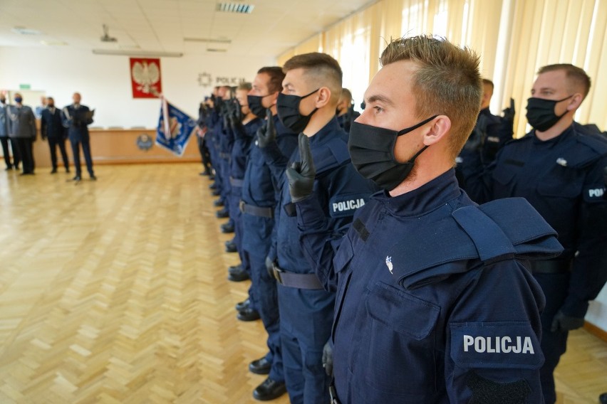 Awanse i ślubowanie młodych policjantów w KWP w Bydgoszczy