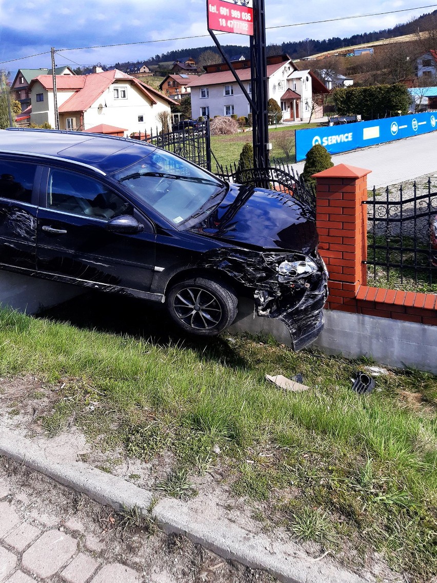 Dziwny wypadek pod Krynicą. Po zderzeniu dwa rozbite auta uderzyły w murowany płot