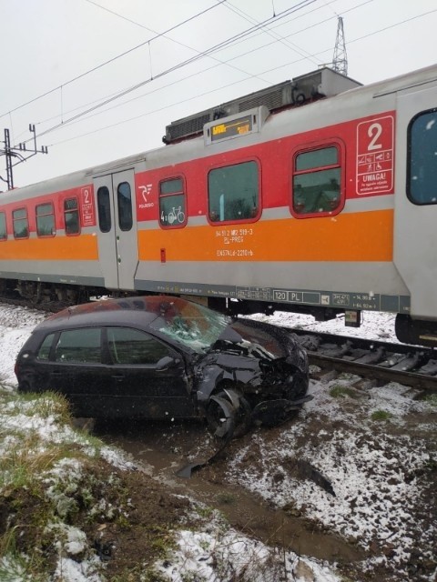 Na niestrzeżonym przejeździe pod Buskiem osobówka zderzyła...